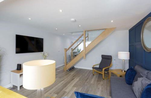 Castle View - 2 Bed Stylish Coastal Port Solent Retreat with Views! Parking, Sleeps 6 - LONG TERM STAY WINTER SPECIAL OFFER- By Blue Puffin Stays - Photo 10