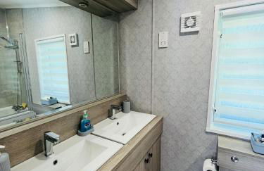 Laburnum Lodge with Hot Tub - Foto 19