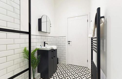 Central Location 3BR Home on Gladstone Street - Photo 10