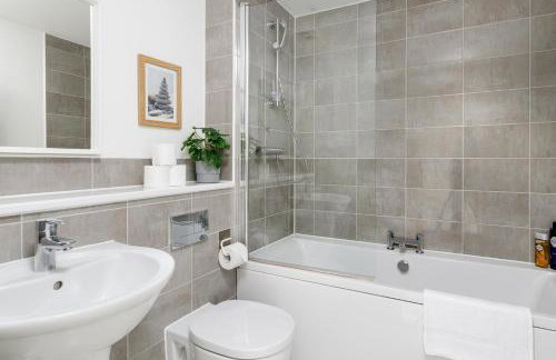 4 Bedroom House By Humming Nest Short Lets & Serviced Accommodation Milton Keynes With Free WiFi & Parking - Foto 11