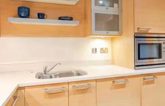 Chelsea Riverfront 2BR & Balcony - Foto 12