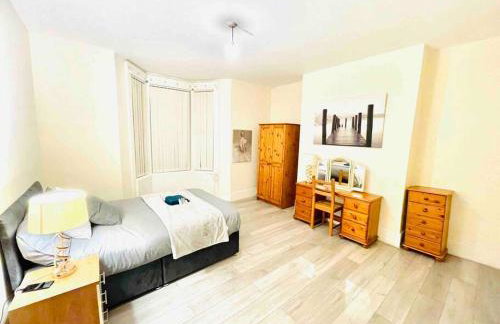 Spacious 2 Bedroom Apt Newcastle Upon Tyne - Photo 4