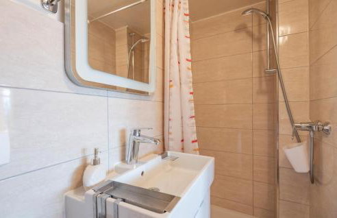 6 Bedroom Awesome Home In Prolozac - Foto 34