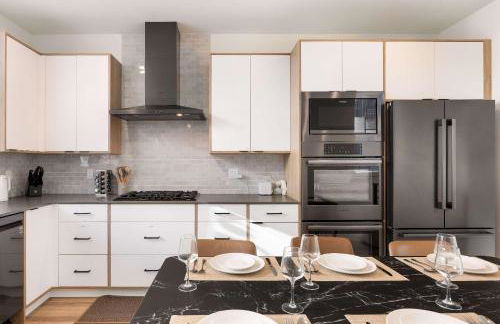 2022 Modern 3BR Tesla Charger City Views - Foto 20