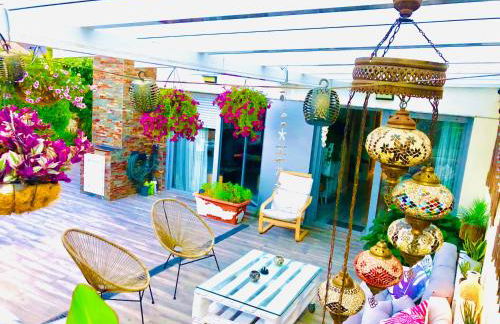 Chalet Familiar Jardín a 15 min centro y Warner - Foto 4