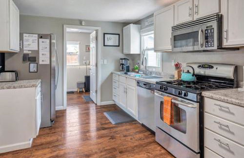 Cheerful 2-Bedroom with convenient Expressway access - Photo 9