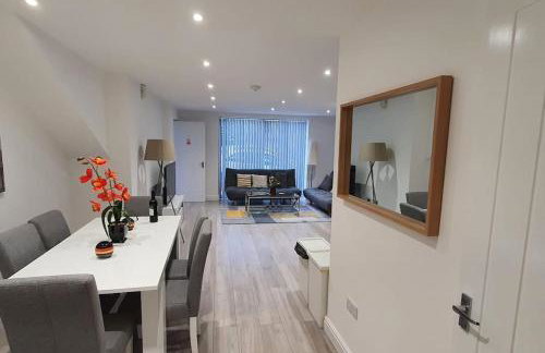 Daisy Lodge - Spacious Two Bed Flat - Parking, Netflix, WIFI - Close to Blenheim Palace & Oxford - F1 - Photo 1