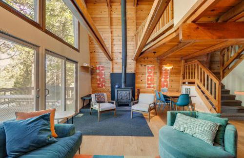Charming Pinecrest Cabin with Private Deck - Foto 12