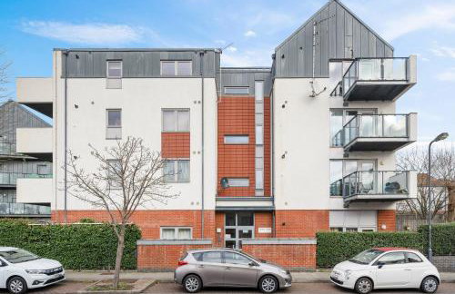 Modern 2 bed 2 bath with Balcony in Rayners lane Pinner Harrow near Wembley Greater London - Photo 15