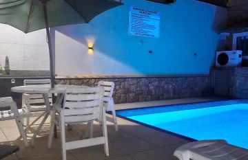 Belíssima Casa a Beira Mar com Piscina Aquecida Cobrado a Parte, 5 Quartos com Ar Condicionado, Amplo Salão de Jogos com Mesas de Bilhar e Pebolim, Amplo Espaço Externo com Churrasqueira em Deck Gourmet Coberto frente a Piscina,Tudo isso á Beira Mar - Photo 9