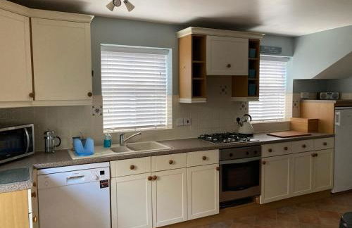 Lymington Courtyard: 4-Bed Modern Cottage Charm - Photo 12