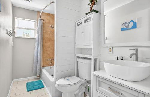 Heated Pool Spa BBQ Pool Table WiFi Near Beach-Downtown Fun - Foto 31