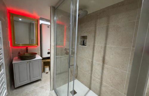 L'Alcôve Secrète Suite médiévale avec Spa - Foto 22