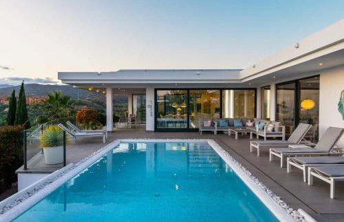 4-Bedroom Modern Villa with Sea View - Photo 48