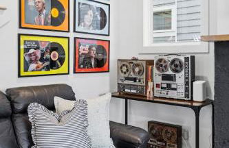 Modern House by Downtown with Garage and Fenced-in Yard - Foto 20