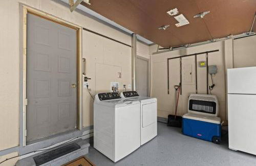 NEW! 4BR I Indoor Pool on the Bay in Boat Town USA - Foto 56