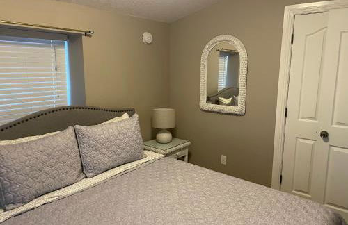 Spacious renovated 4br downtown home w firepit sleeps 8+ - Photo 21