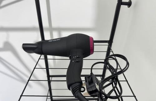 Modern 3 Bedroom Home - Free Driveway Parking - 6 Guests - Upstairs Bathroom and Downstairs WC - Foto 18