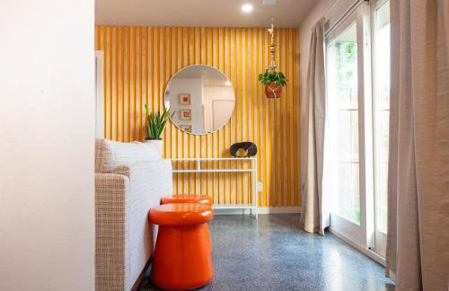 The Orange Lounge - 8 min to KU & Mass - Photo 37