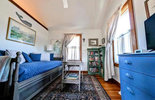 Picturesque Waterfront Cottage with Waterfall Views, Fireplace & Deck, Near Acadia National Park in Gouldsboro, Maine - Foto 17