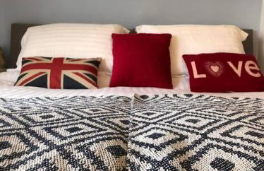 Hedgehog Cottage with garden in Bronte village! - Foto 23