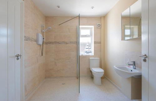 Sound of the Sea, beach front Bungalow with hot tub, in Tywyn - Foto 44