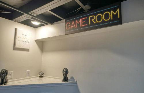 Beautiful Modern home with all year use HOT TUB, Pool table, Game room, & Propane fire pit!! - Foto 13