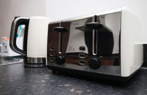 Modern and Cosy 3 Bed House Close to Cardiff City Centre perfect for Family Relocations, Contractors & Groups by Gurkha Stay with Free Parking and Wifi - Foto 42