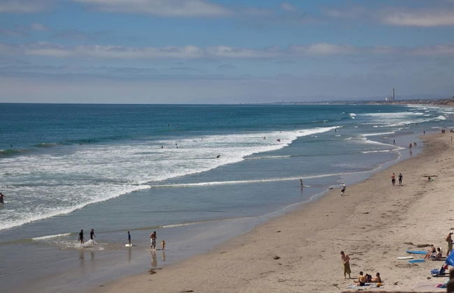 Southern Exposure w/ Private Balcony - Foto 36