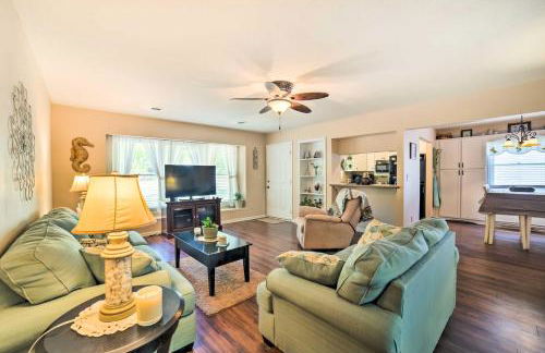 Oak Island Home with Fenced Yard, Walk to Long Beach - Foto 3