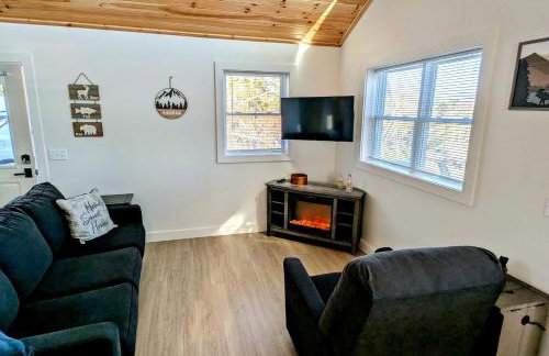 Spacious Cabin Complex with Flanders Pond Access, Ideal for Group Getaways, Located Near Sullivan, Maine - Photo 2