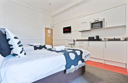 Central Dudley Stay-Sleeps 3, Kitchen&Free Parking - Photo 7