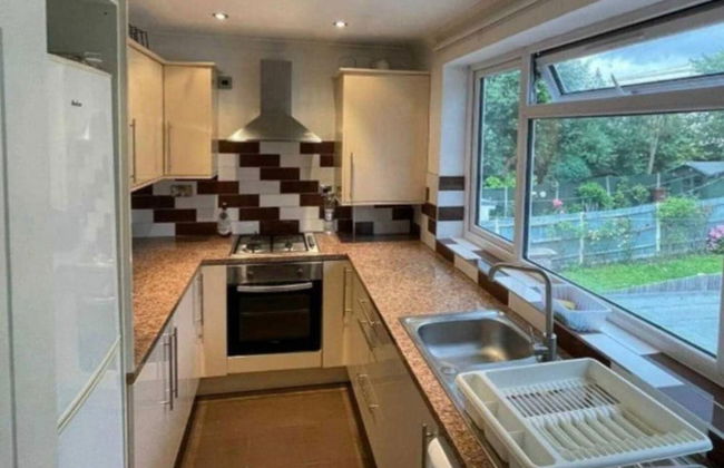 Lovely 4-bed Apartment in Harrow - Foto 1