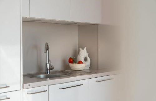 CLS Moderne City-Wohnung Hamburg Tiefgarage, Klimaanlage, Free-TV, 65 Zoll Smart-TV, E-Laden, Balkon, Parken, Nespresso Maschine inklusive Kapseln, Blick über Hamburg, Cafe im Haus, Bus gegenüber, Flex Check In - Foto 8