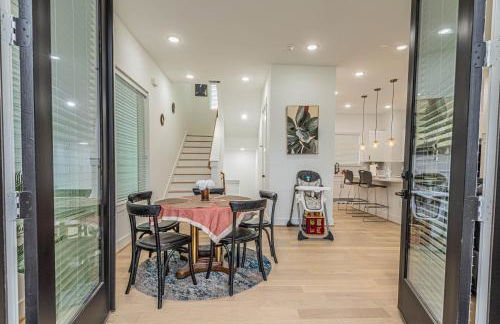 Cozy Duplex Mins to DT/ MCTR, free wi-fi/ Parking - Photo 2