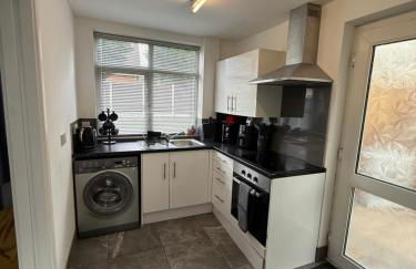 Families and Contractors Dudley DY1 - Foto 5