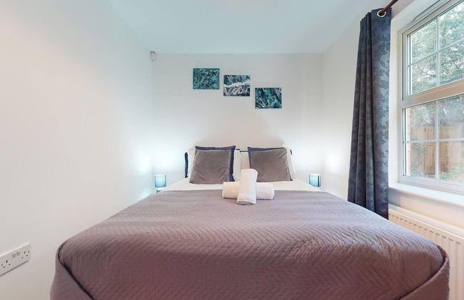 Stunning 2-bed Apartment in Grays - Photo 5