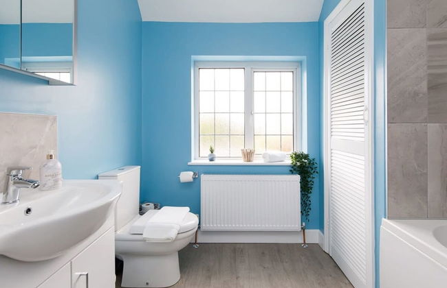 Bright Modern 4 br House 100 Metres From Beach - Photo 73