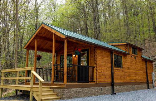 Cozy Log Cabin with a Hot Tub near Seneca Rocks, West Virginia - Perfect for a Romantic Glamping Getaway to the Mountains - Foto 1