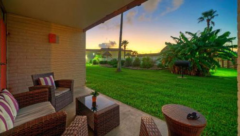 Beach Boardwalk Access Pool + Remodeled Interior Tropical Haven by Avantstay - Foto 1, Other