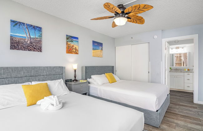 Partial Ocean View Condo with 2 Beds and Parking - Foto 19