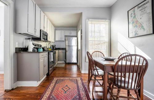 HISTORIC DOWNTOWN KING BED COTTAGE- PARKING and PATIO - Foto 9