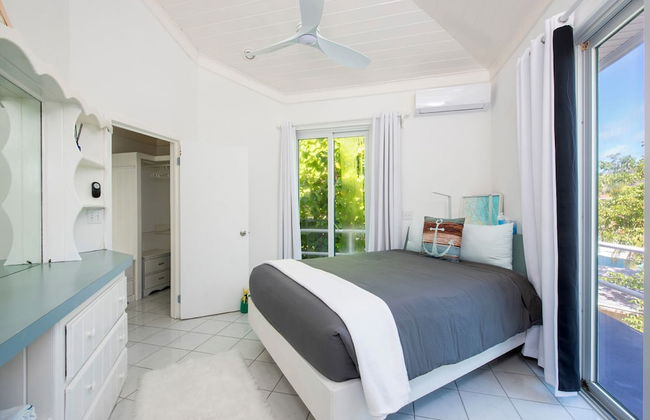 Shoreline Serenity: Secluded Coastal Villa - Foto 1