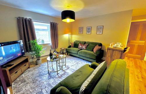 Elegant Hayfield Escape - Heart of Peak District - Photo 1