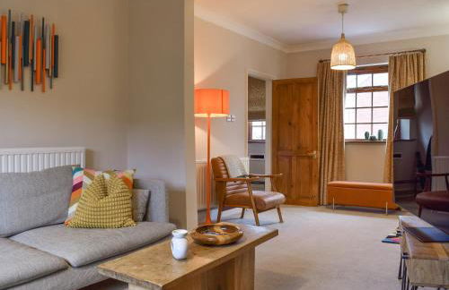 Queens Manor - Photo 1