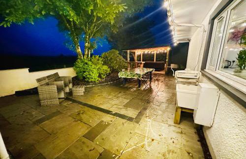 Alton Villa, Sleeps 12, Great for Families, Undercover Hotub & Games Room - Foto 10