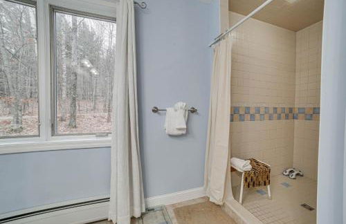 Peaceful Cavendish Retreat with Hot Tub and Fireplace! - Foto 14