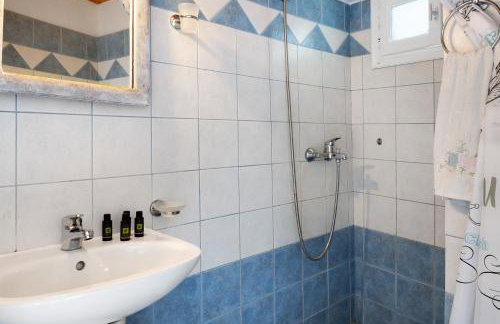 Maria in the castle Kea - Photo 16