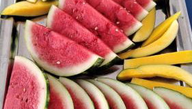 Garagem para 3 carros Morada Valentim é uma Casa dois quartos climatizada em Paracuru, 2 decks, piscina, portão automático, cerca elétrica com conforto e qualidade para você! - Foto 2