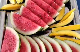 Garagem para 3 carros Morada Valentim é uma Casa dois quartos climatizada em Paracuru, 2 decks, piscina, portão automático, cerca elétrica com conforto e qualidade para você! - Foto 2